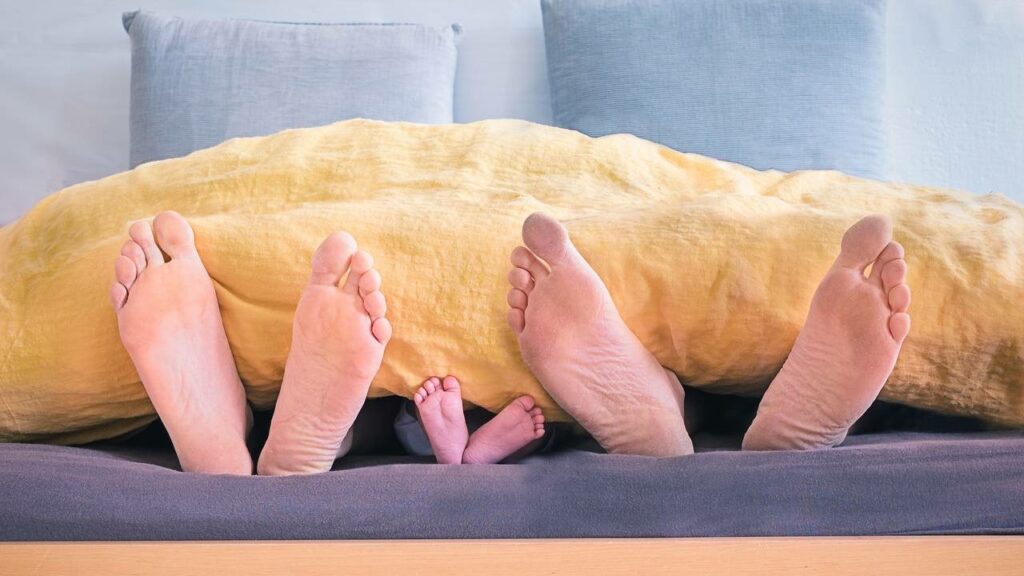 ¿Duermes con tu bebé? Conoce los beneficios y riesgos del colecho