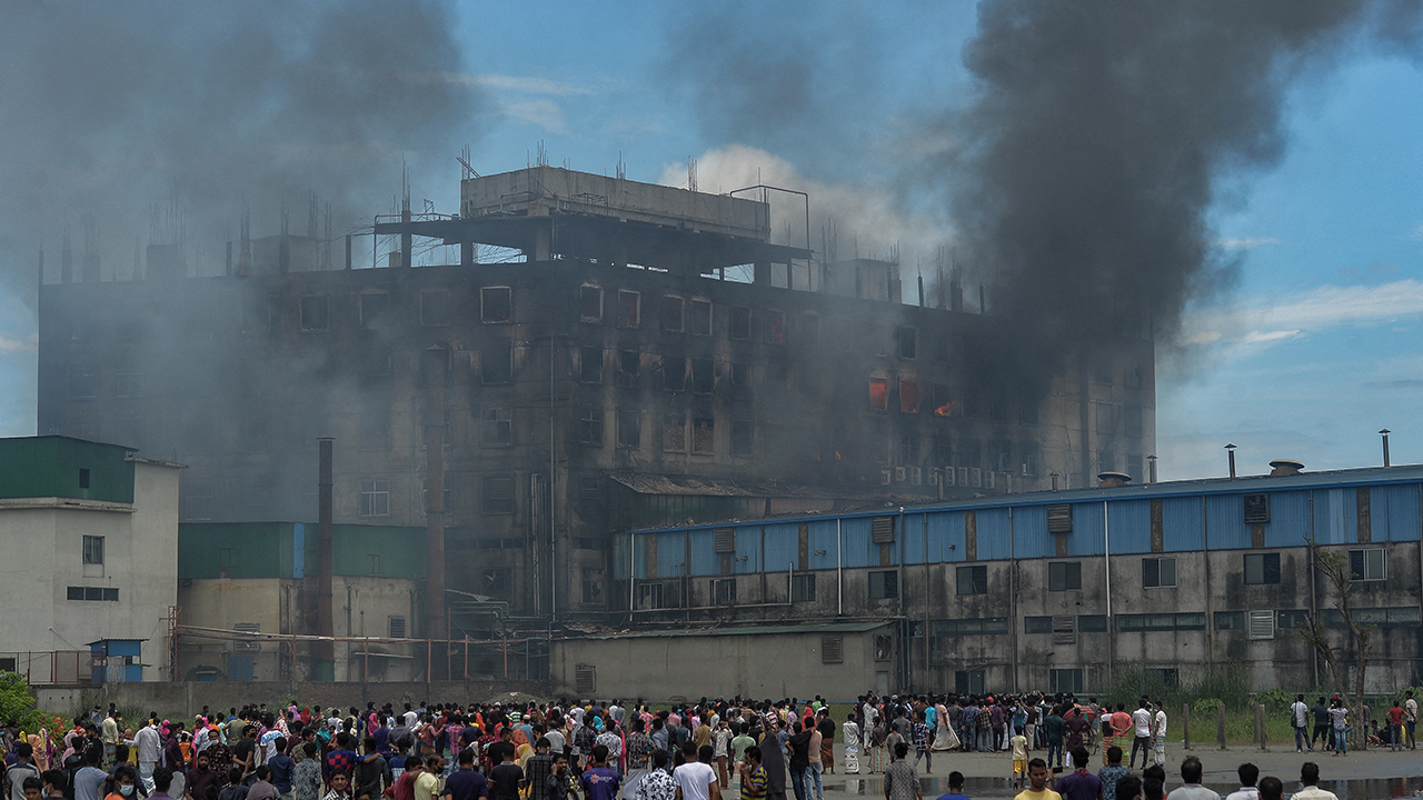 Al menos 52 personas murieron en incendio de una fábrica en Bangladesh