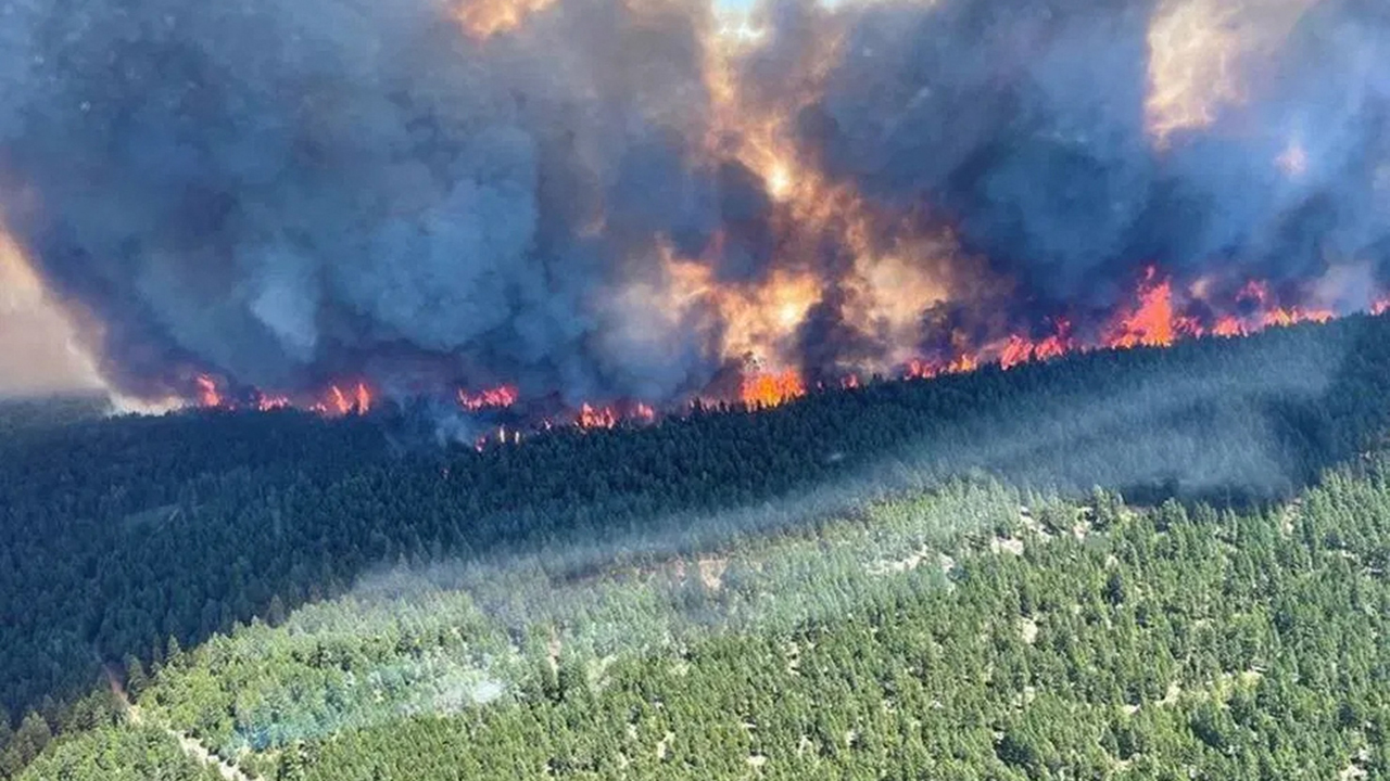Miles de personas son evacuadas por los incendios forestales en Canadá y EU