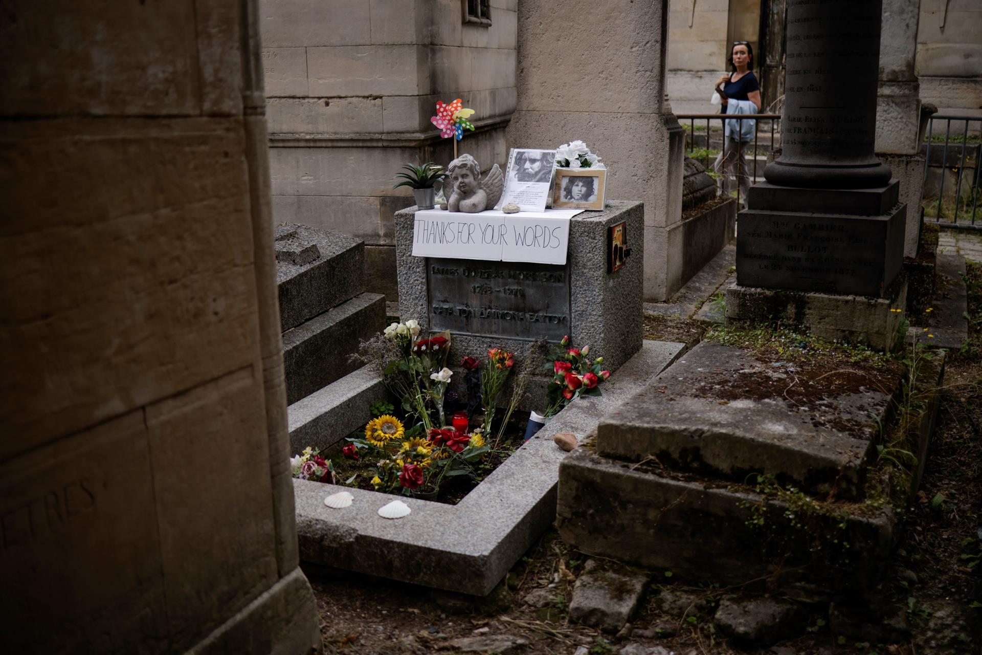 Jim Morrison es recordado en su tumba a 50 años de su muerte