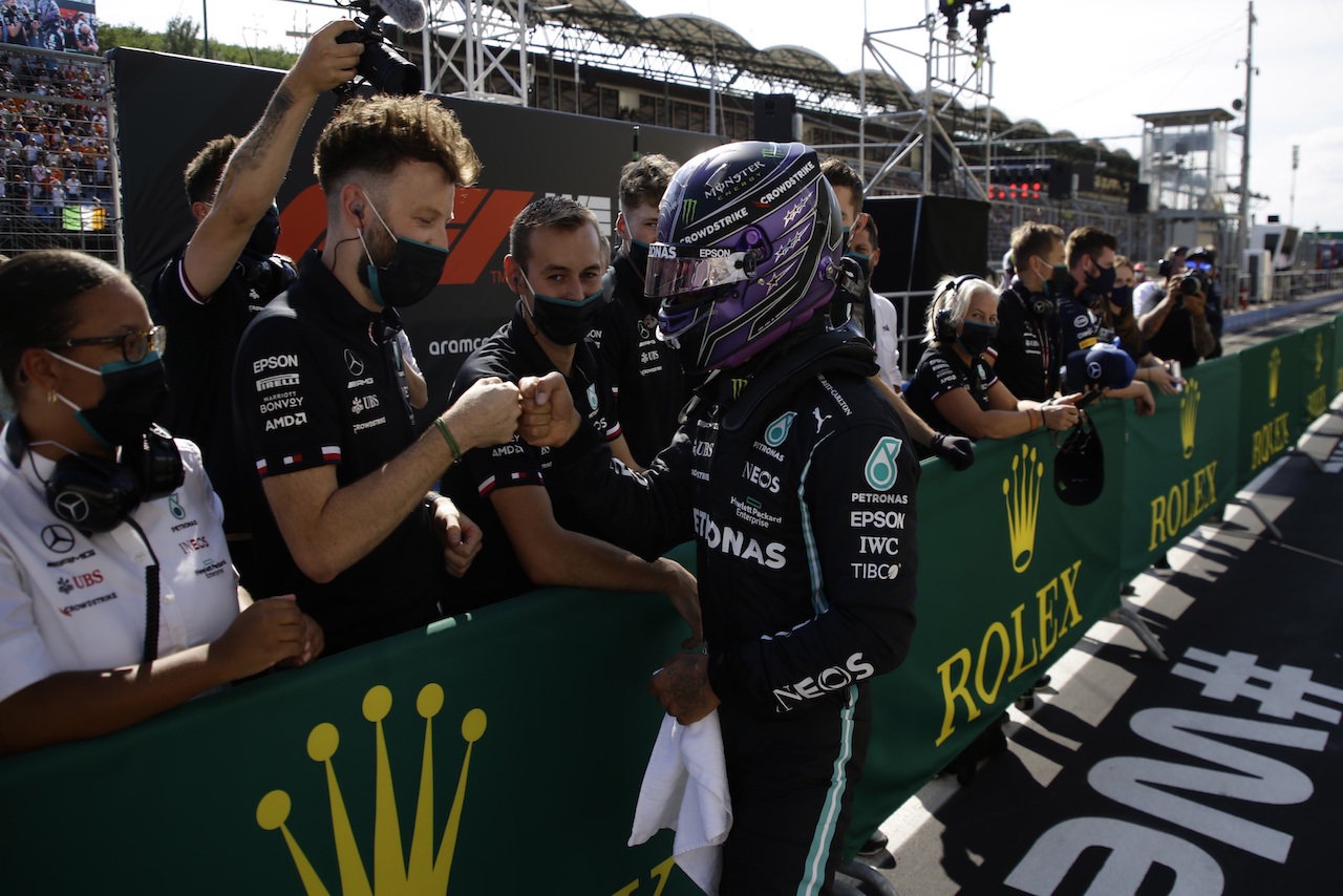 Hamilton obtiene la ‘pole’ del Gran Premio de Hungría; ‘Checo’ saldrá cuarto