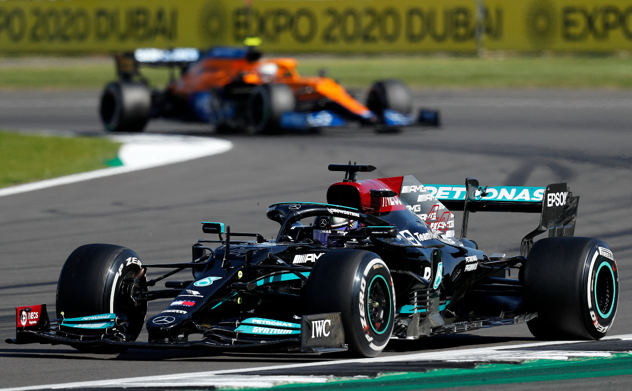 Hamilton saca a Verstappen y se lleva el GP de Gran Bretaña