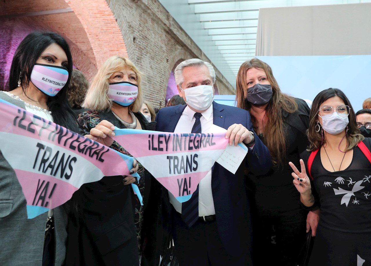 Argentina establece, por ley, cupo laboral a personas LGBT+ en el sector público
