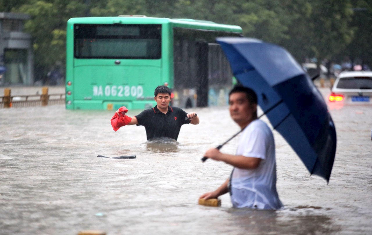 Lluvias azotan a China y dejan al menos 25 muertos y siete desaparecidos