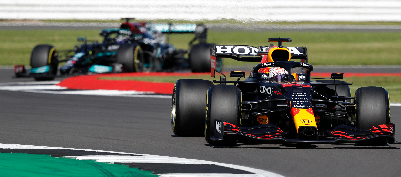 Verstappen deja el GP de Gran Bretaña tras choque con Hamilton