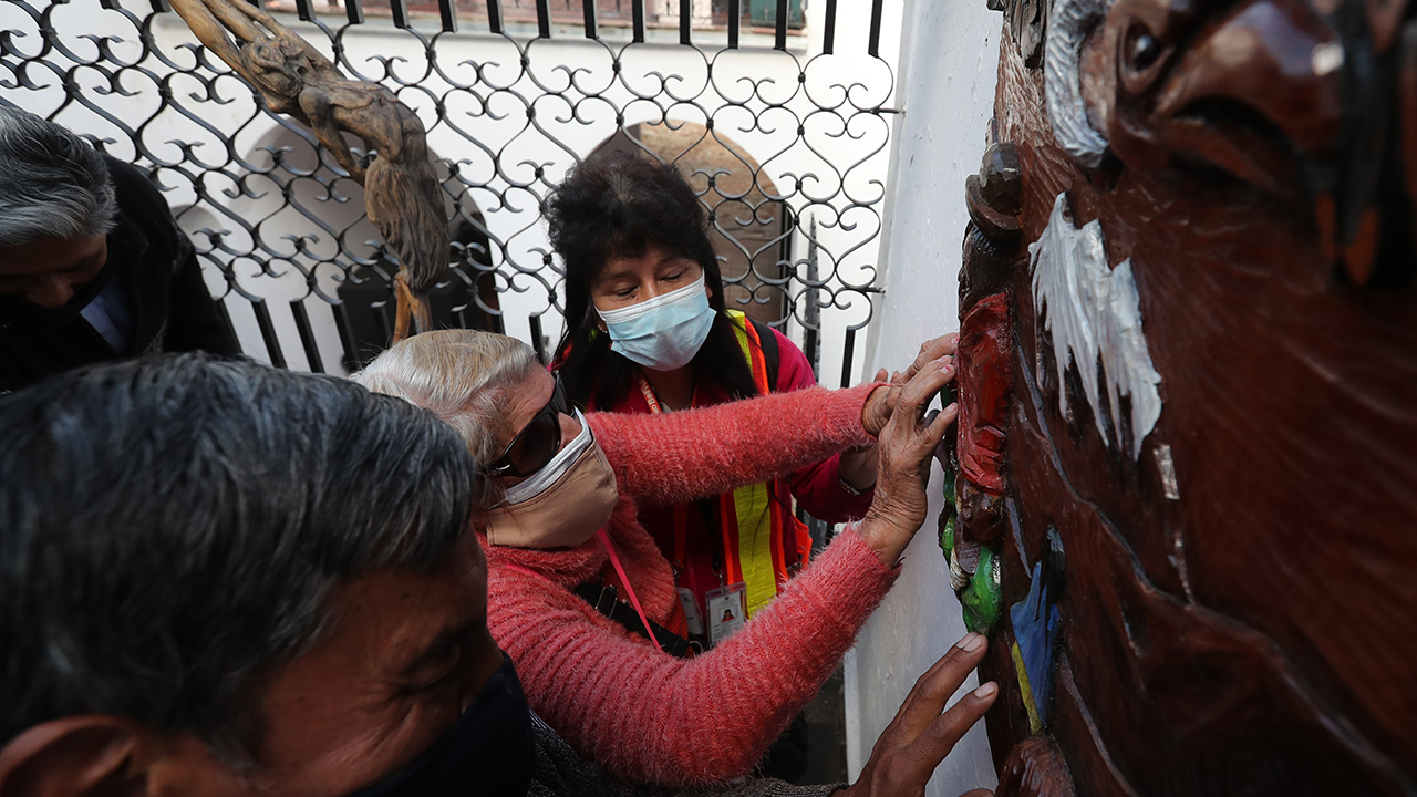 Un museo ofrece un recorrido sensorial para personas ciegas en Bolivia