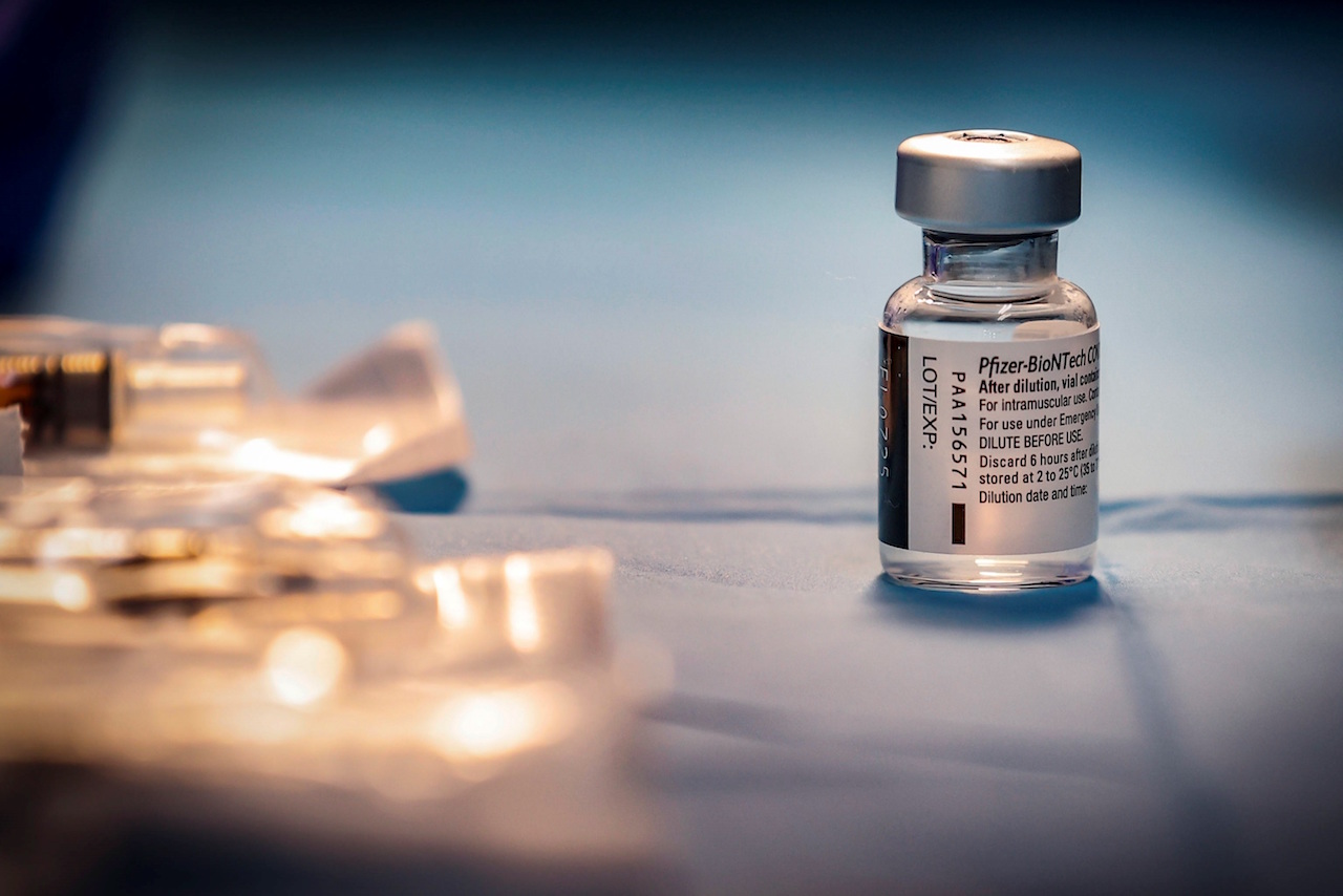 Una tercera dosis de vacuna contra covid puede ‘impulsar’ protección ante delta: Pfizer