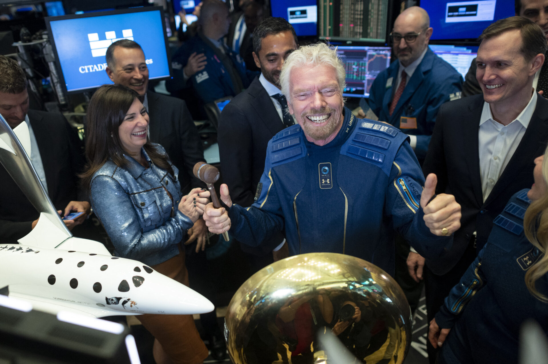 El millonario Richard Branson viaja el espacio en su nave de Virgin Galactic