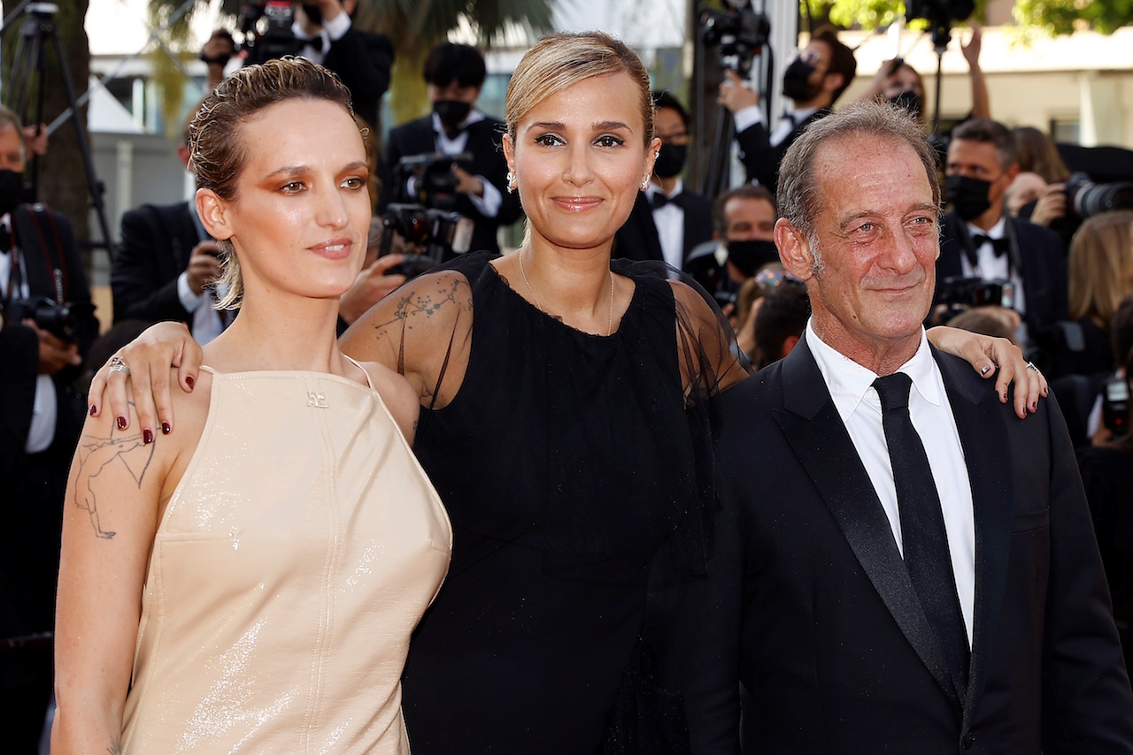 Julia Ducournau recibe la Palma de Oro del Festival de Cannes por su película ‘Titane’