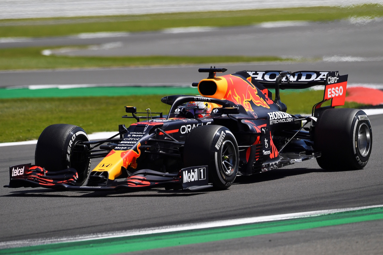 Max Verstappen obtiene la ‘pole’ del Gran Premio de la F1; ‘Checo’ saldrá último