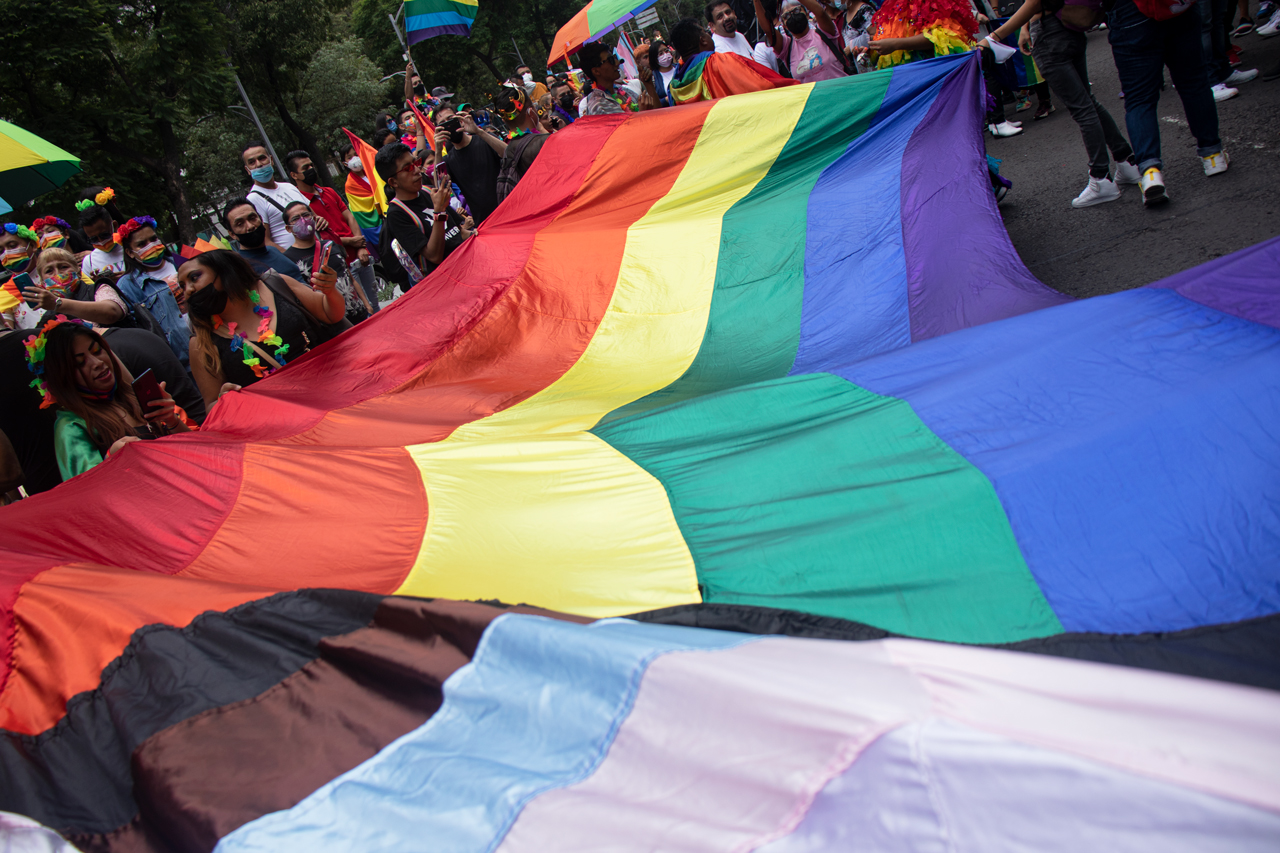 Estudio: Personas gay y bisexuales ganan menos que las heterosexuales