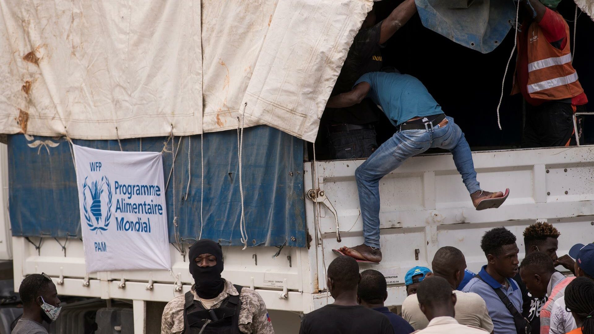 Saquean 4 camiones con alimentos en una carretera de Haití