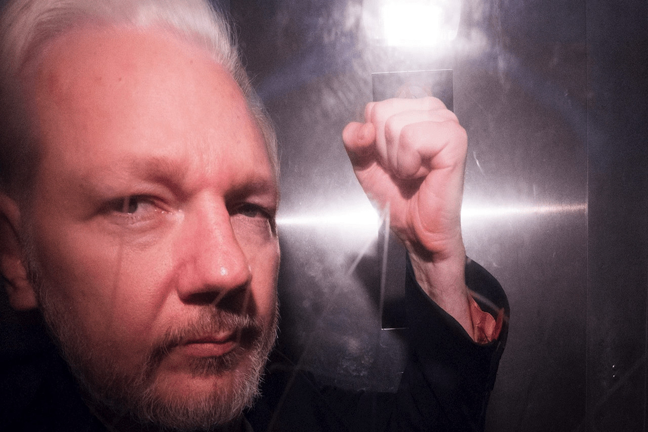 La pareja de Assange acusa a EU de prolongar arbitrariamente su detención