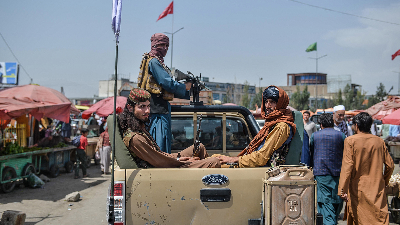 Kabul vuelve a la vida lentamente y temerosa del nuevo régimen talibán