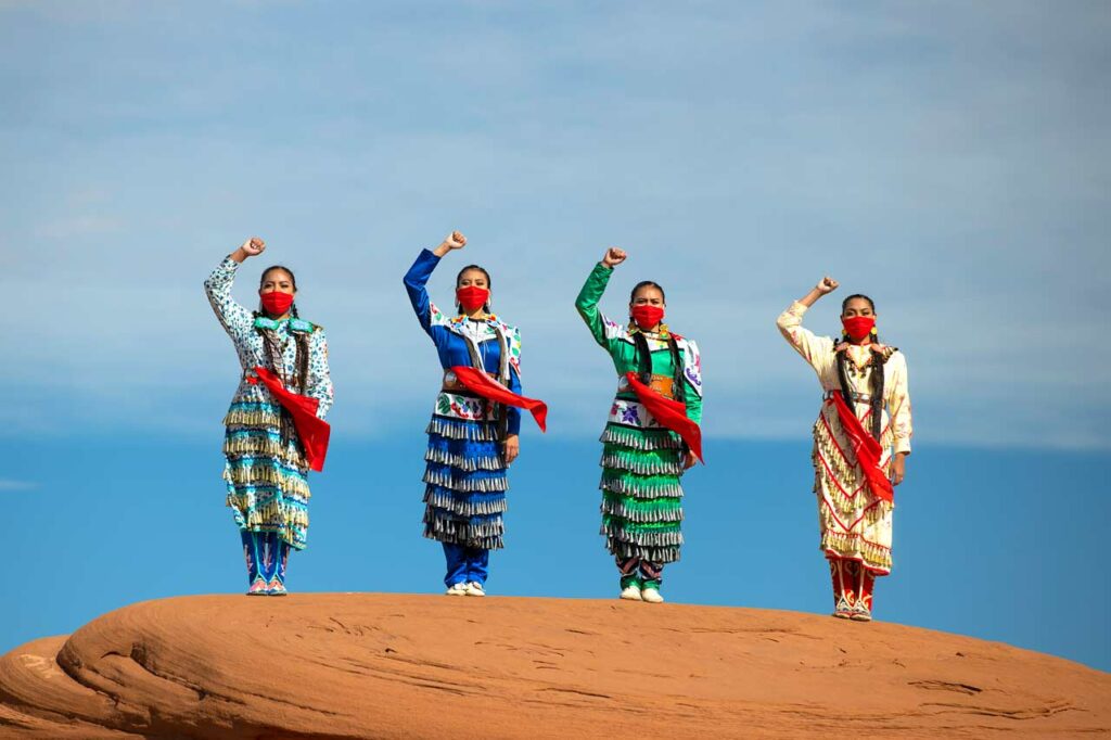 Una familia nativa de EU recuperó un baile sagrado para ‘sanar’ la Tierra del Covid-19