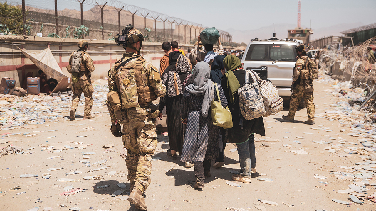 Los talibanes prohíben a los afganos ir al aeropuerto de Kabul