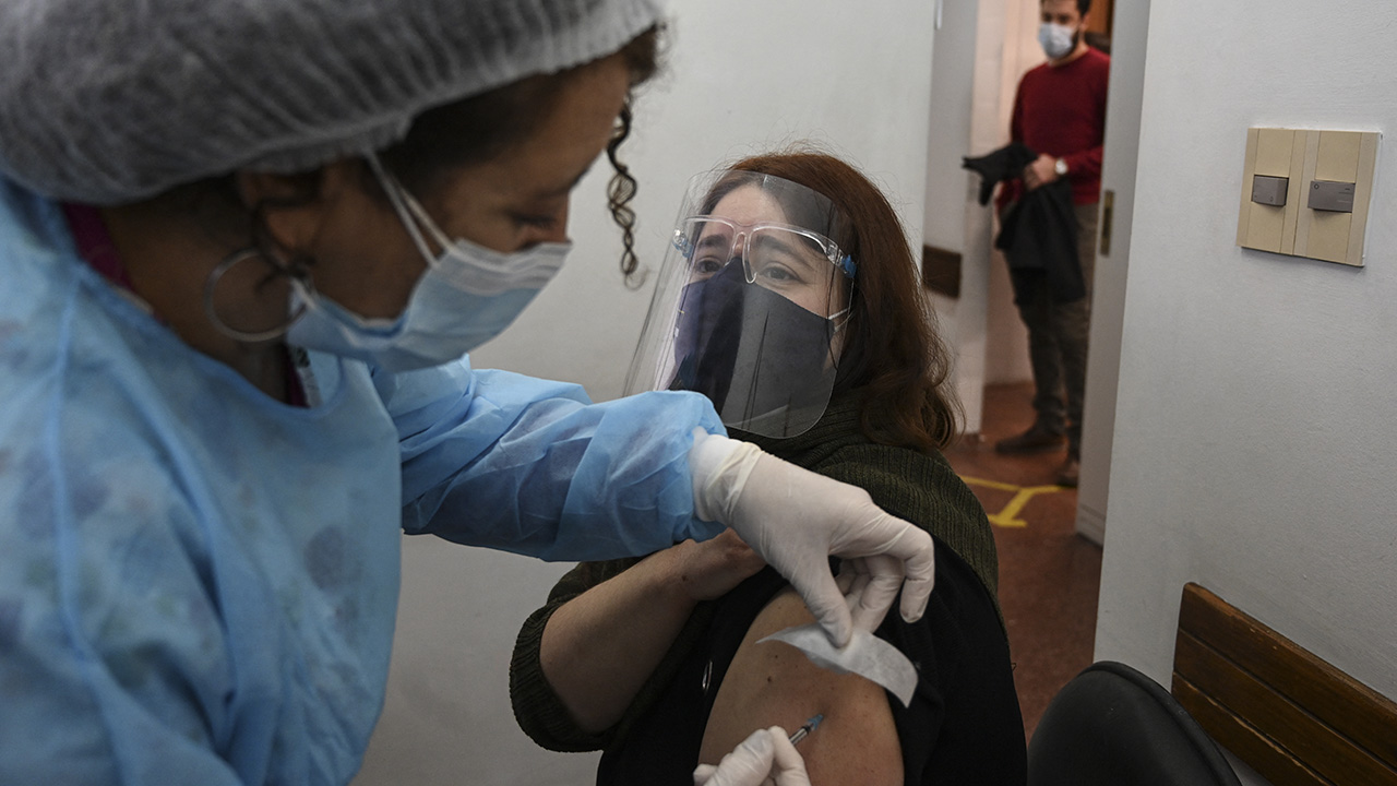 Uruguay pondrá refuerzo de Pfizer a vacunados con Sinovac