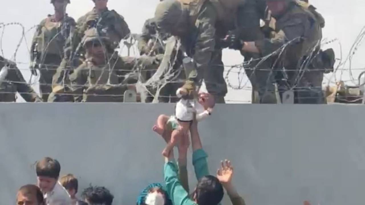 En medio del caos, un bebé afgano es entregado a un soldado estadounidense