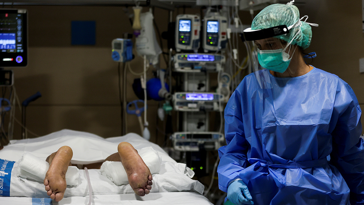Estudio: poner pacientes covid boca abajo reduce necesidad de intubación