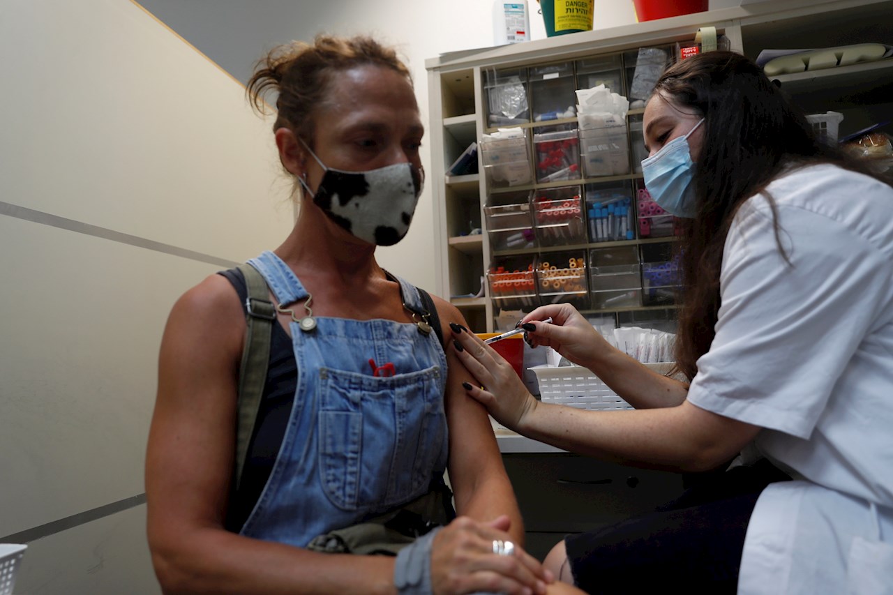 Los no vacunados y Delta alimentan la ola de covid en Israel, pionero en inmunización