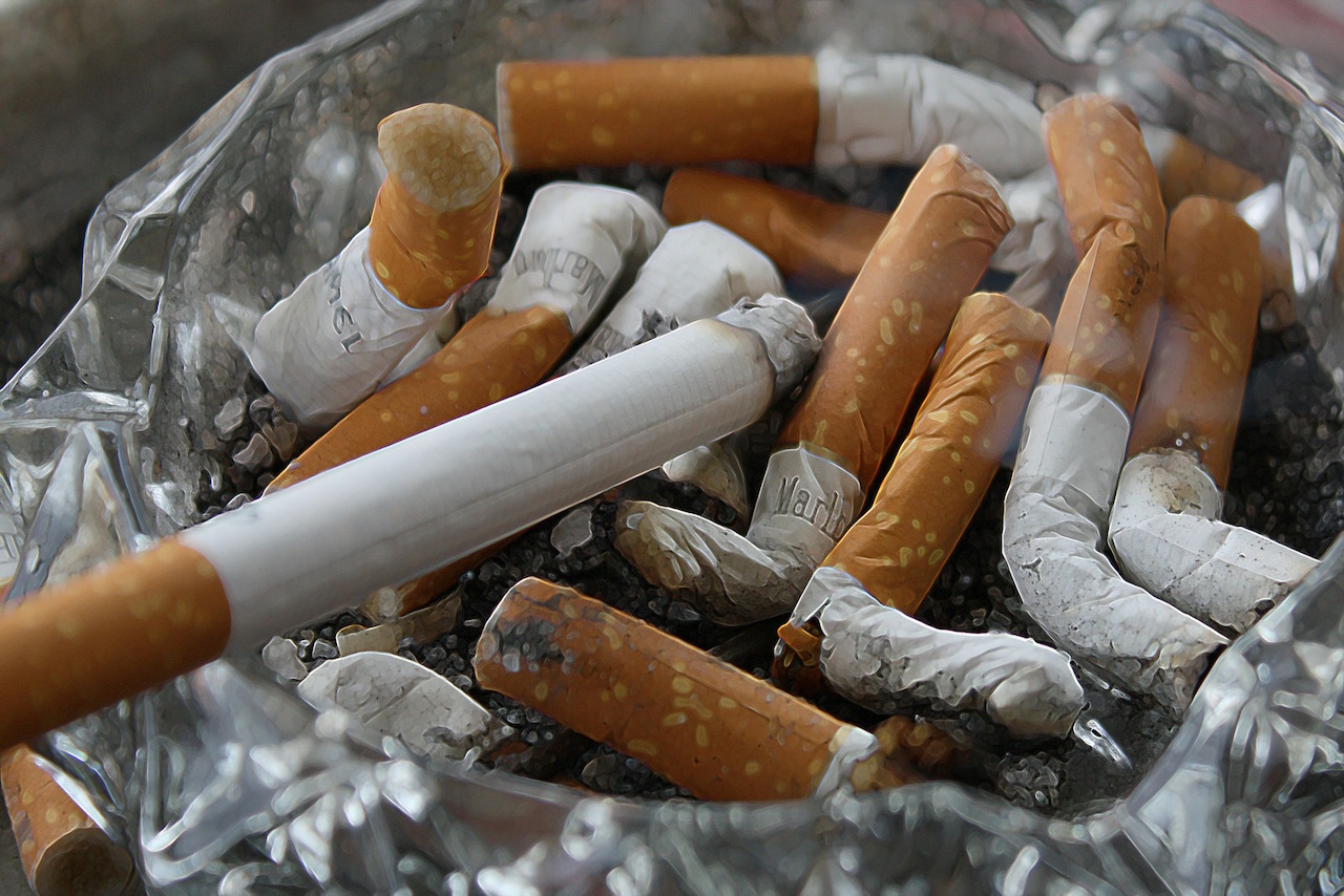 ¿Te echabas un ‘cigarrito’? La CDMX alista multas por fumar en Madero