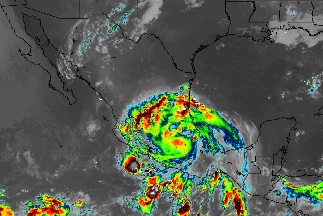 ‘Grace’ se degrada a tormenta tropical y se localiza sobre Edomex; deja daños en Tecolutla, Veracruz