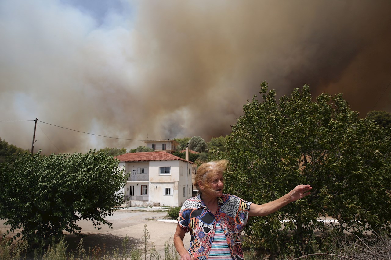 Grecia lucha contra la peor ola de calor y por controlar numerosos incendios