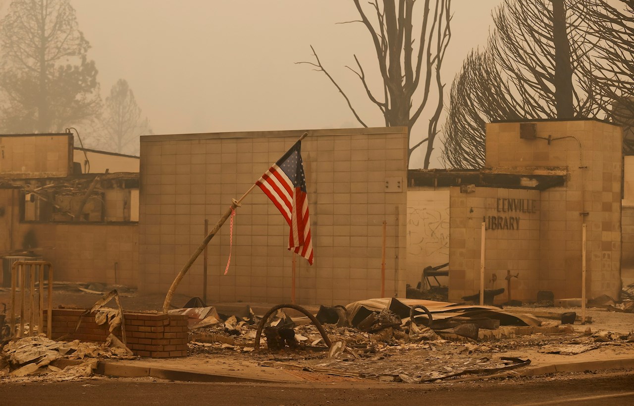 El incendio en California quema 202 mil hectáreas y más de 550 casas