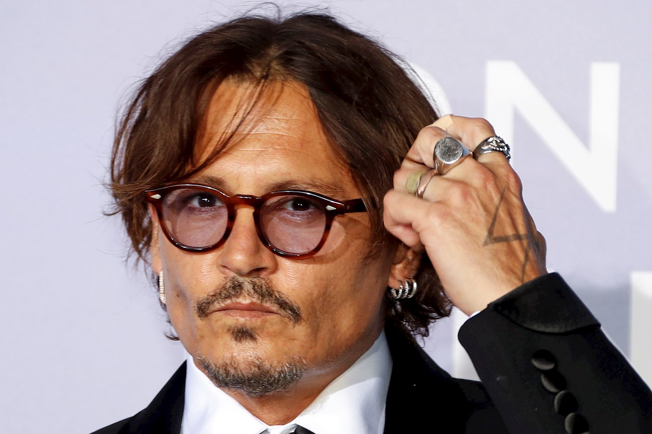 Asociación de mujeres cineastas critica premio a Johnny Depp en San Sebastián