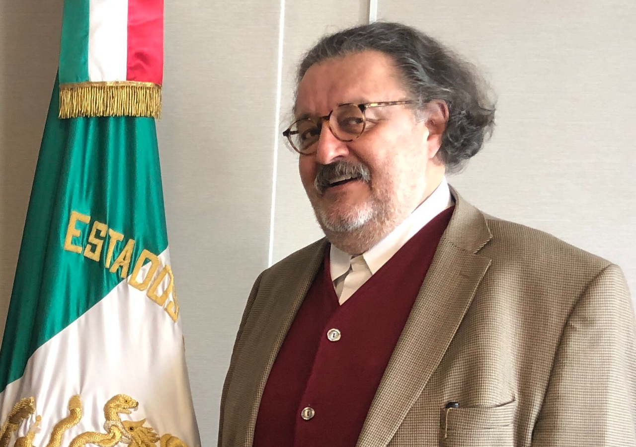 La SRE cesa al escritor Jorge F. Hernández tras crítica a Marx Arriaga, director de bibliotecas