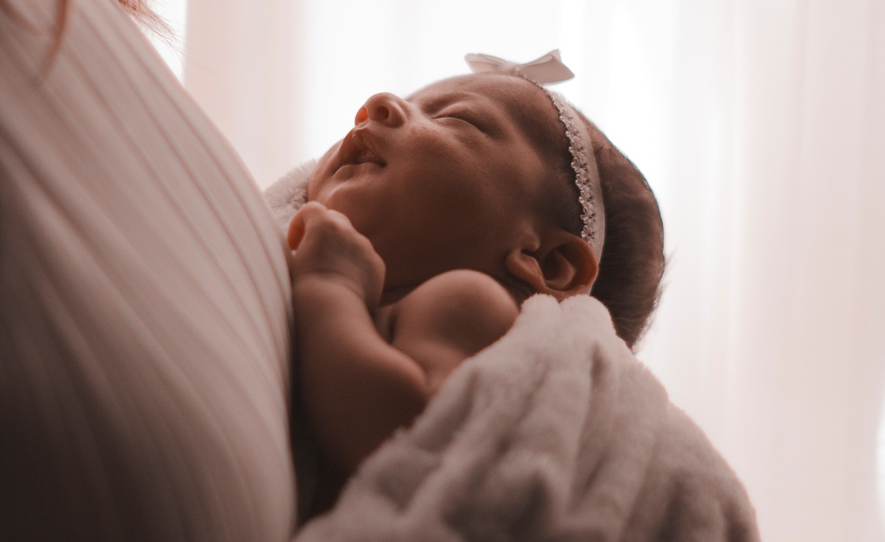 Causas de la regurgitación en bebés y cómo reducirla