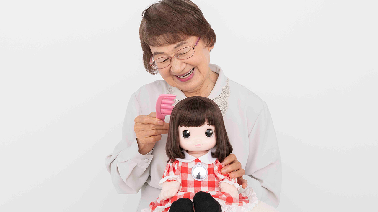 Ami-chan, la muñeca que alivia aislamiento en personas de la tercera edad