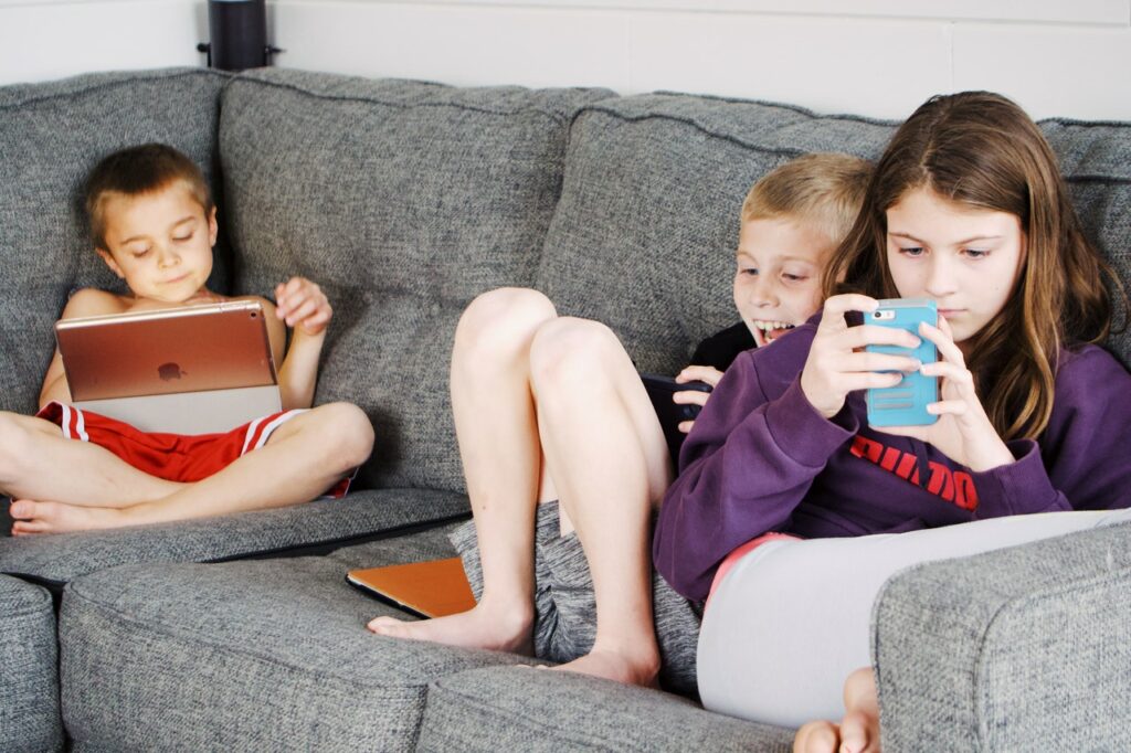 Consejos para reducir el tiempo que pasan tus hijos frente a las pantallas