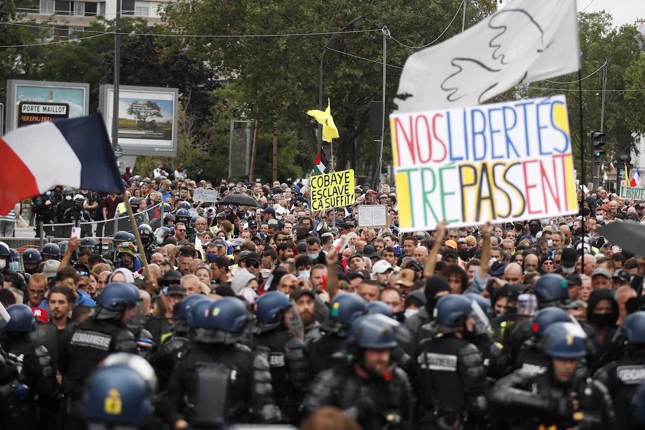 Manifestantes protestan contra el uso del pase sanitario en Francia