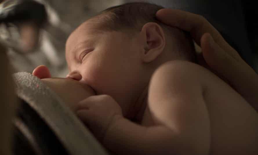 Los anticuerpos en la leche materna permanecen durante 10 meses después de una infección por Covid-19, según estudio