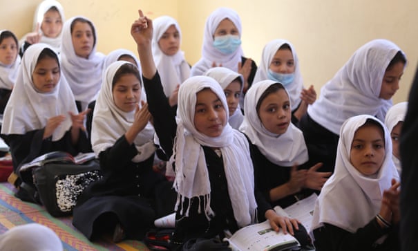Los talibanes prohíben la educación secundaria a las niñas en Afganistán
