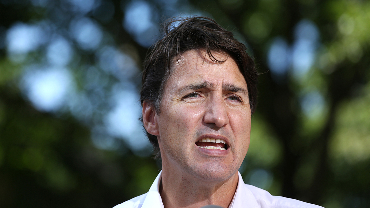 Manifestante lanza piedras a Justin Trudeau en un acto de campaña
