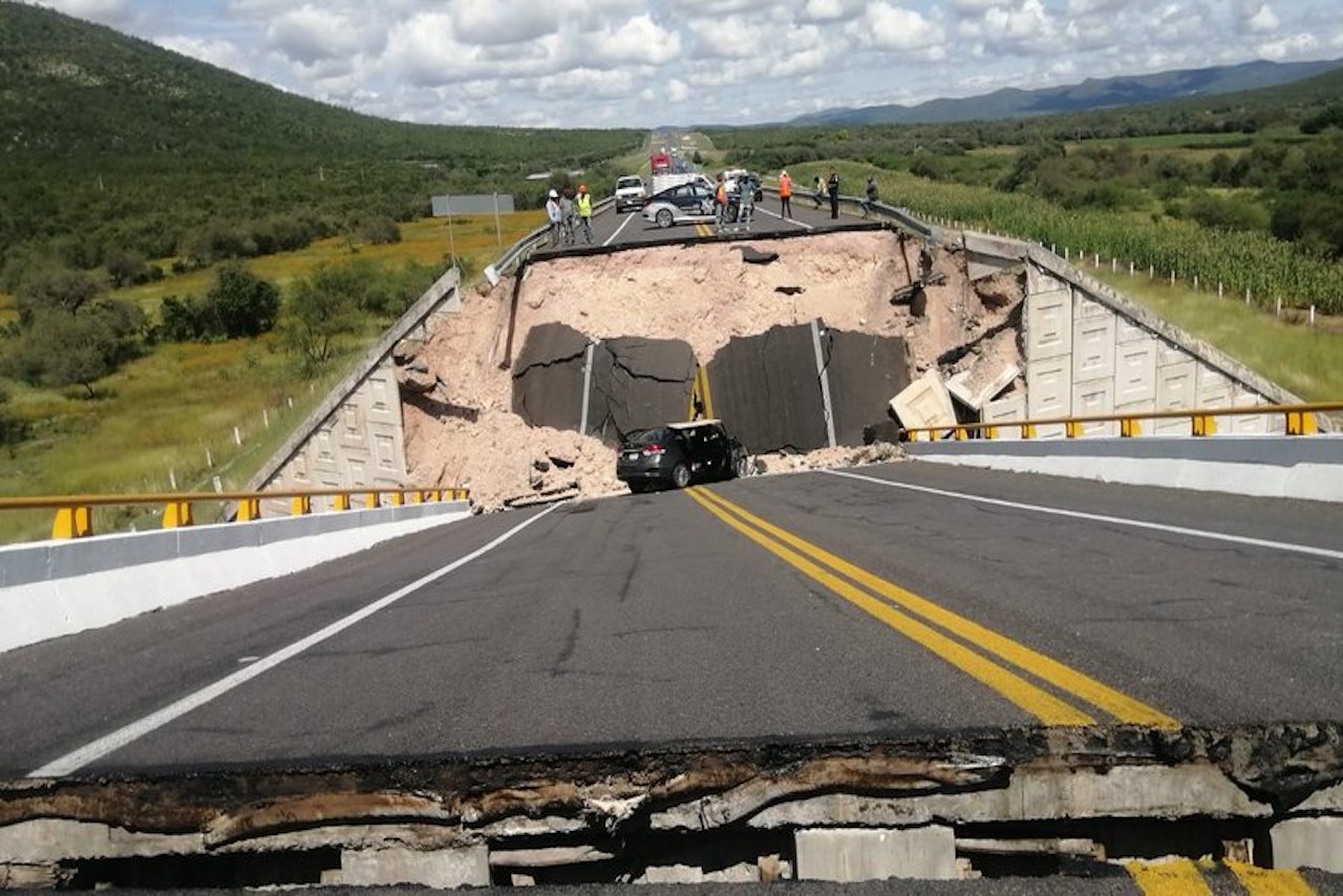 Derrumbe de un puente de la carretera Cerritos-Tula, SLP, deja un muerto