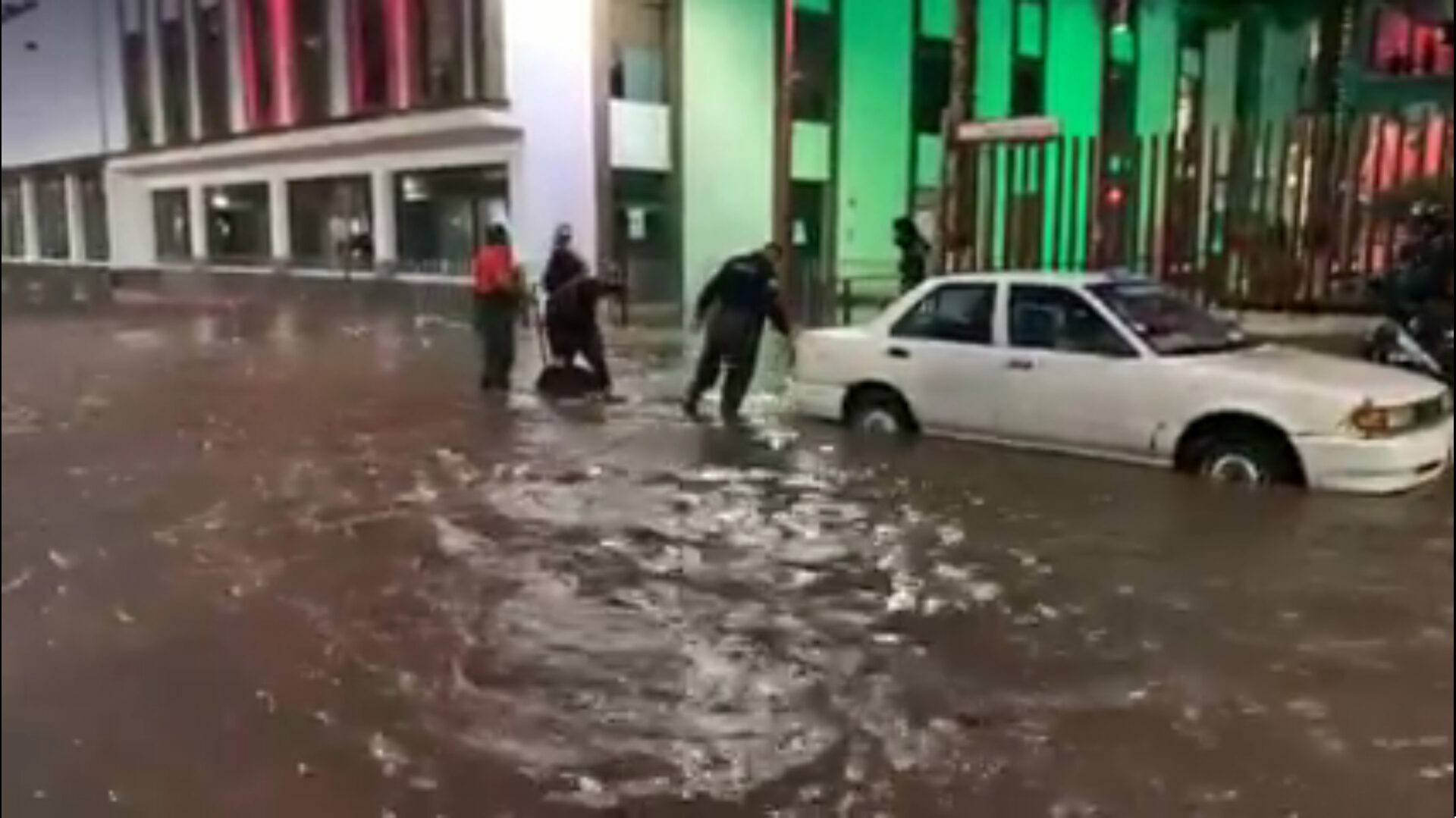 Reportan fuertes inundaciones en Ecatepec por la lluvia