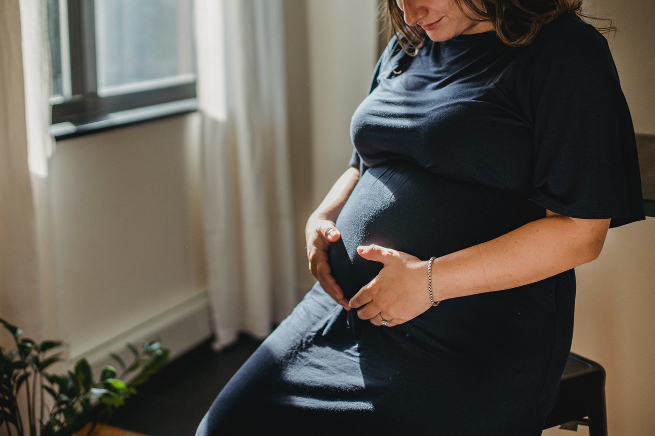 ¿Cómo y por qué cambian los senos durante el embarazo?