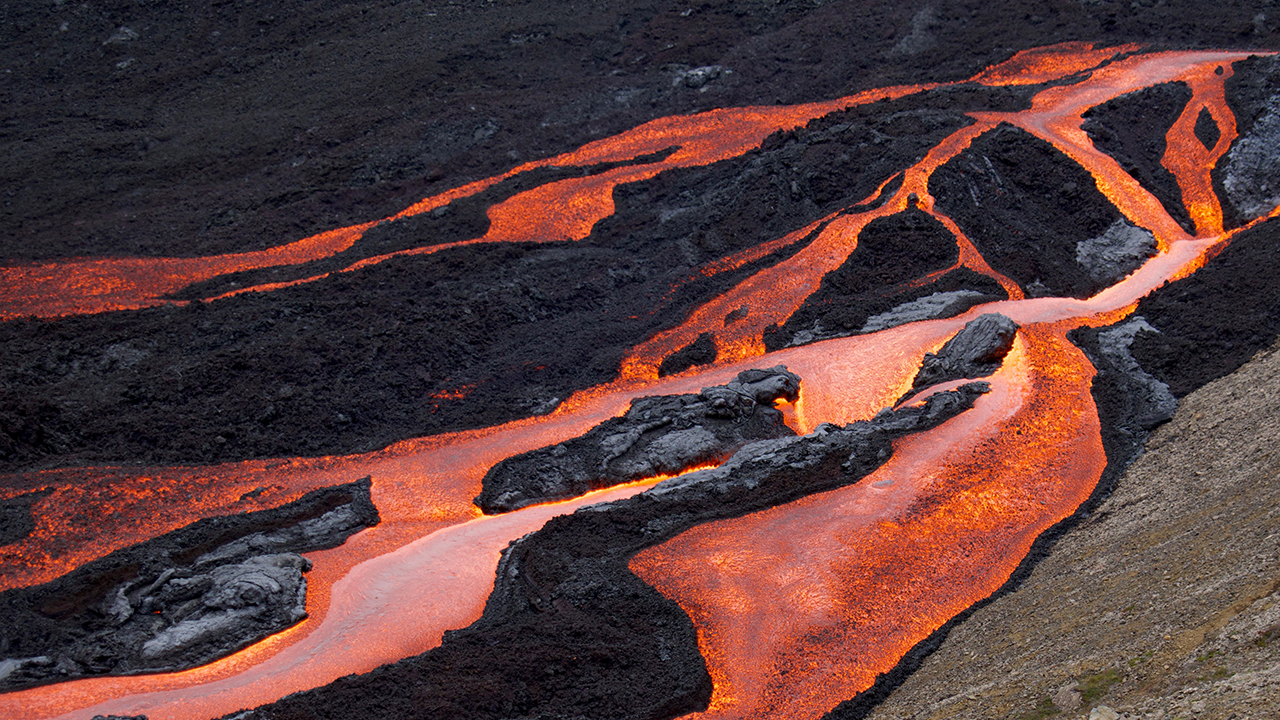 Un volcán Islandia marca récord luego de seis meses en erupción