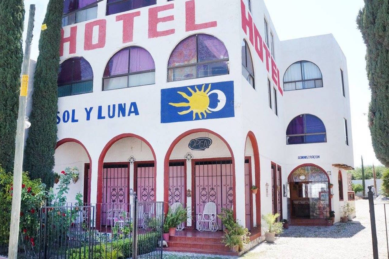 Autoridades rescatan a los 22 extranjeros sacados de un hotel en SLP