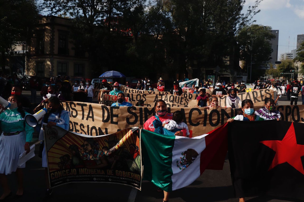 Colectivos protestan en CDMX por hostigamiento de paramilitares al EZLN