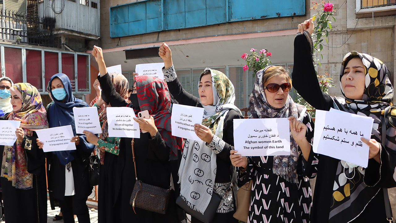Mujeres afganas protestan: exigen a talibanes respeto a sus derechos