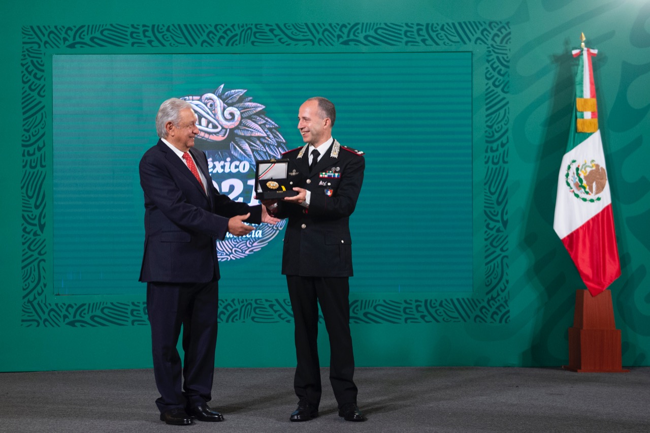 Jefe de carabineros de Italia recibe la Orden Mexicana del Águila Azteca