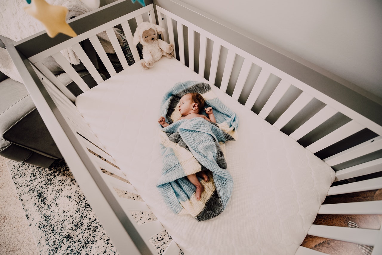 ¿Cómo debe dormir un bebé? Posición y tips para mantenerlo seguro