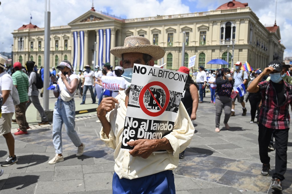 Miles de salvadoreños marchan por la implementación del bitcoin