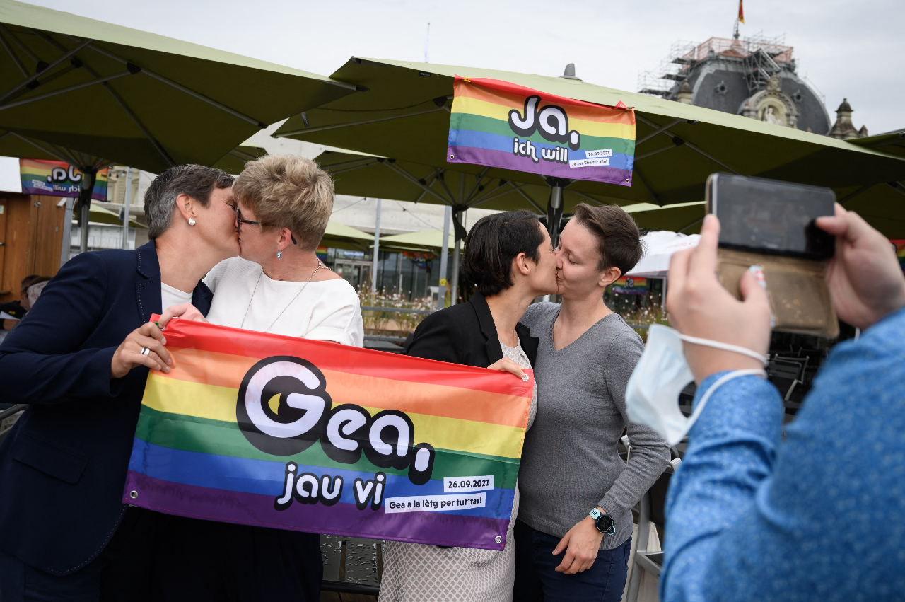 El SÍ gana en la consulta del matrimonio igualitario en Suiza