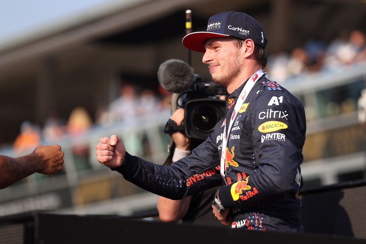 Max Verstappen arrancará desde la ‘pole’ en Monza; ‘Checo’ saldrá octavo