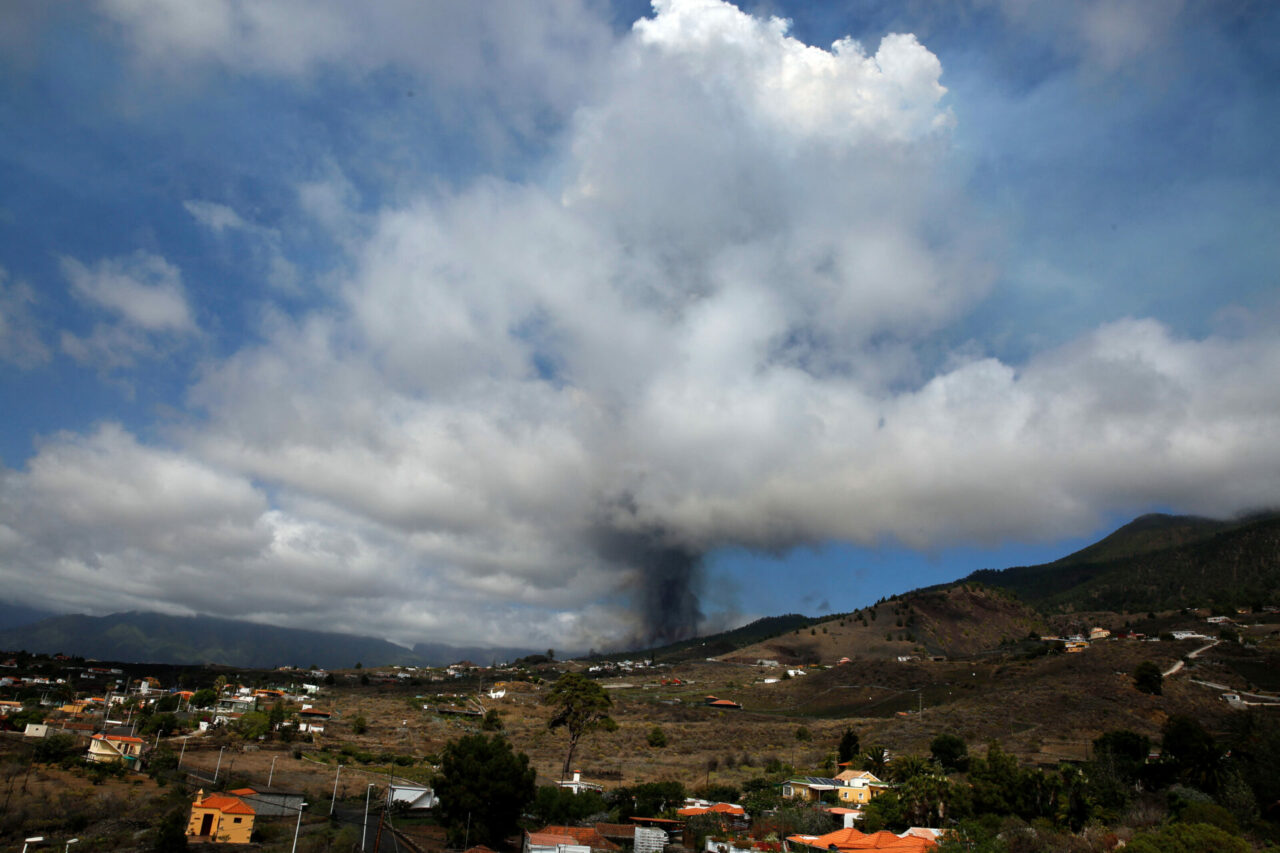 Volcán de la isla La Palma, España, hace erupción